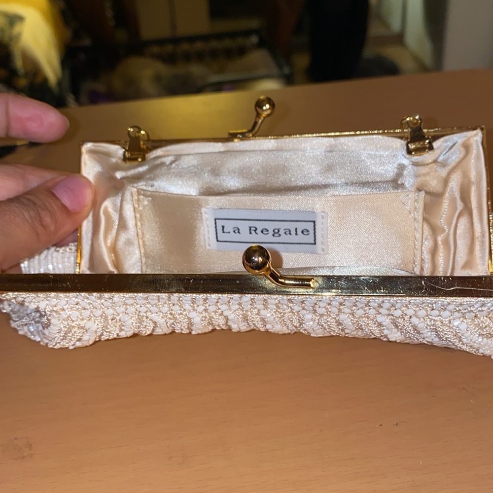 VINTAGE WHITE LA REGALE LTD BRAND BEADED HAND BAG A FEW MISSING BEADS ON HANDLE - Picture 3 of 4